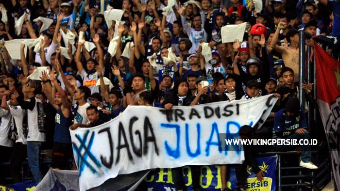 Aksi Bobotoh dalam laga Persib Bandung di Piala Presiden 2017. Foto dari www.vikingpersib.co.id 