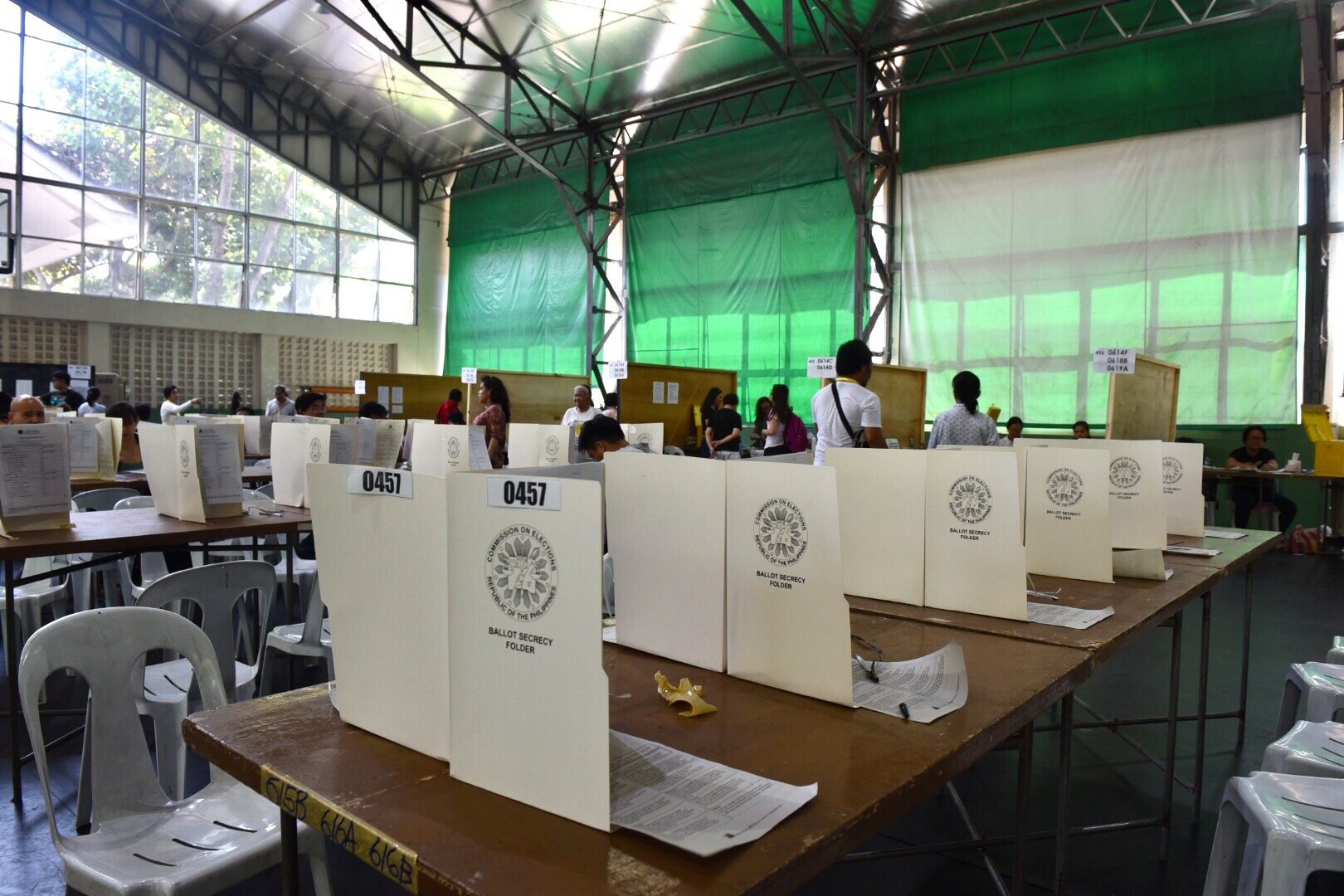 PREPARED. Voters from Barangay San Lorenzo cast their votes inside the gym in San Lorenzo Village. Photo by Alecs Ongcal/Rappler 