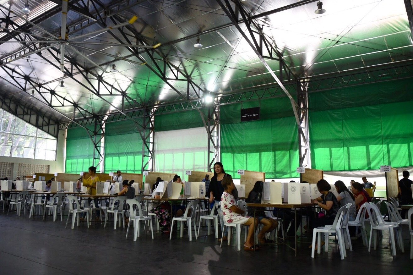 RELAXED. Voters get to cast their ballots relaxed inside the gym. Photo by Alecs Ongcal/Rappler  