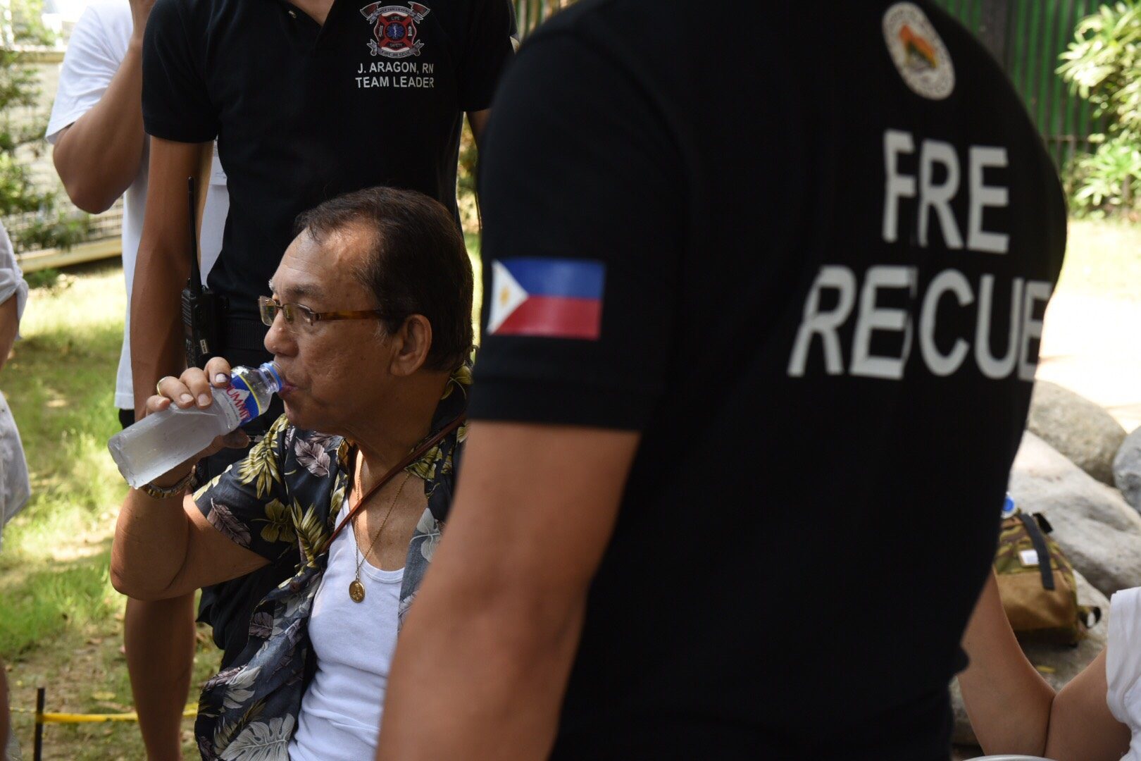 REFRESHMENTS. A man drinks water to keep the heat at bay at the voting station in Barangay San Lorenzo. Photo by Alecs Ongcal/Rappler 