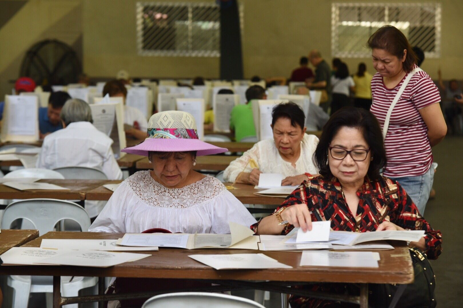SELECTING LEADERS. Residents of Barangay San Lorenzo cast their votes. Photo by Alecs Ongcal/Rappler 