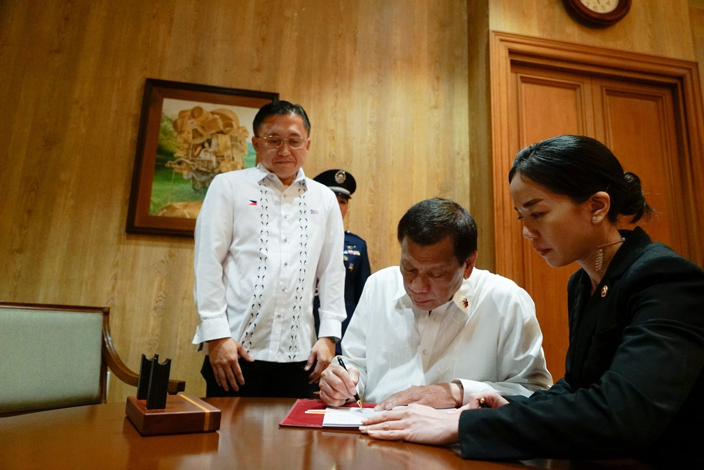 Duterte signs law increasing government workers’ pay