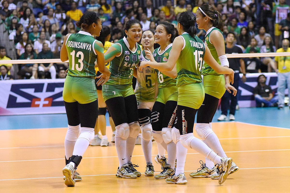 NO PRESSURE. Amid the Lady Tamaraws' fightback, the Lady Spikers display their championship poise.   