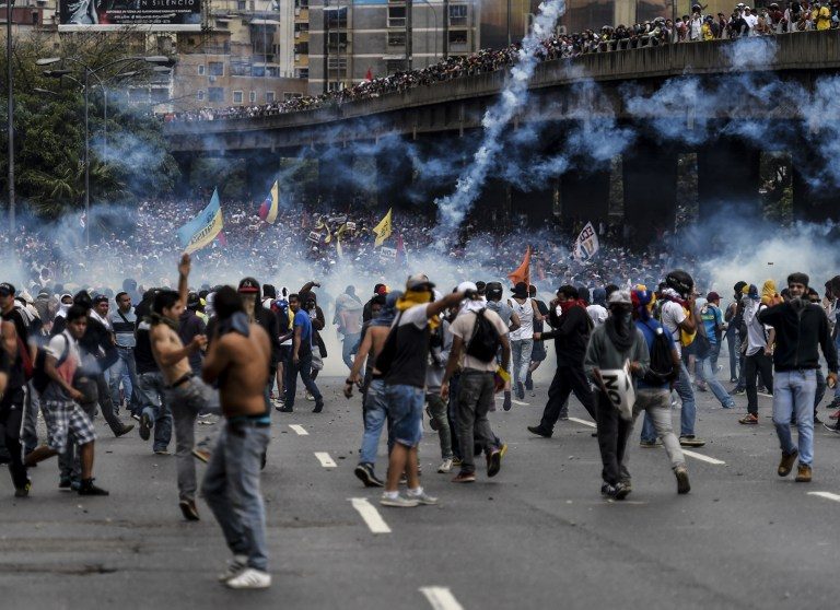 1 dead as Venezuela police, protesters clash