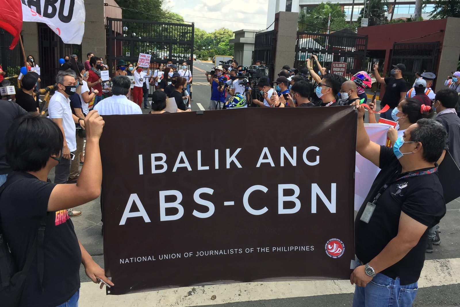 DEMONSTRATION. Employees of media giant ABS-CBN call for the network's franchise renewal. Photo by Pino Arcenas/Rappler 