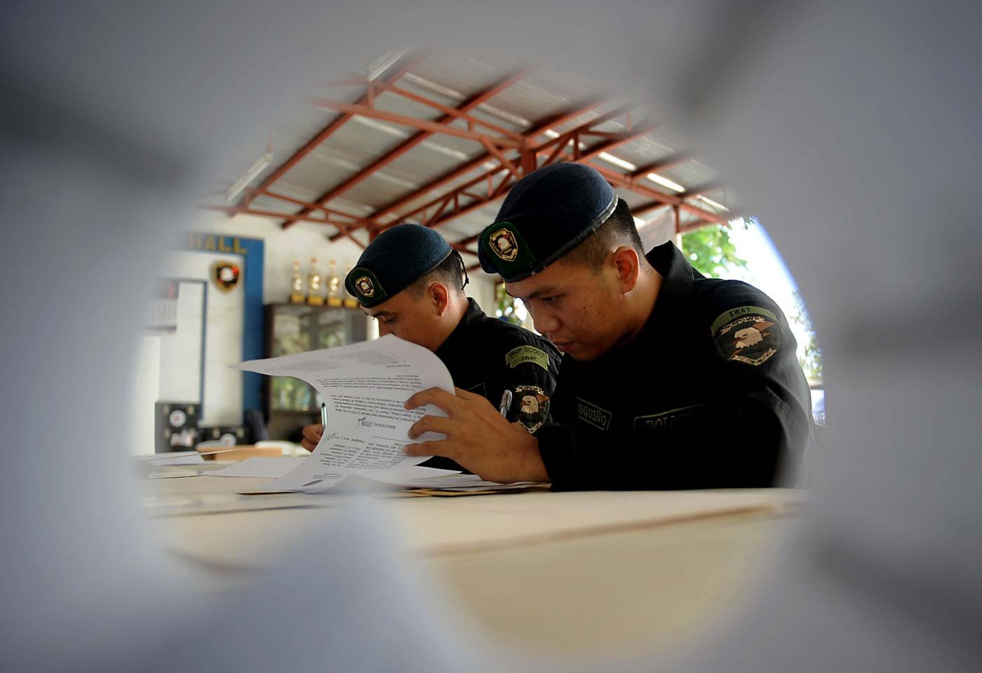 VOTING. Members of the Philippine National Police queue as they exercise their right to vote during the start of the local absentee voting at the NCRPO headquarters inside the Camp Bagong Diwa in Taguig City on Monday, April 29. Photo by Ben Nabong/Rappler 