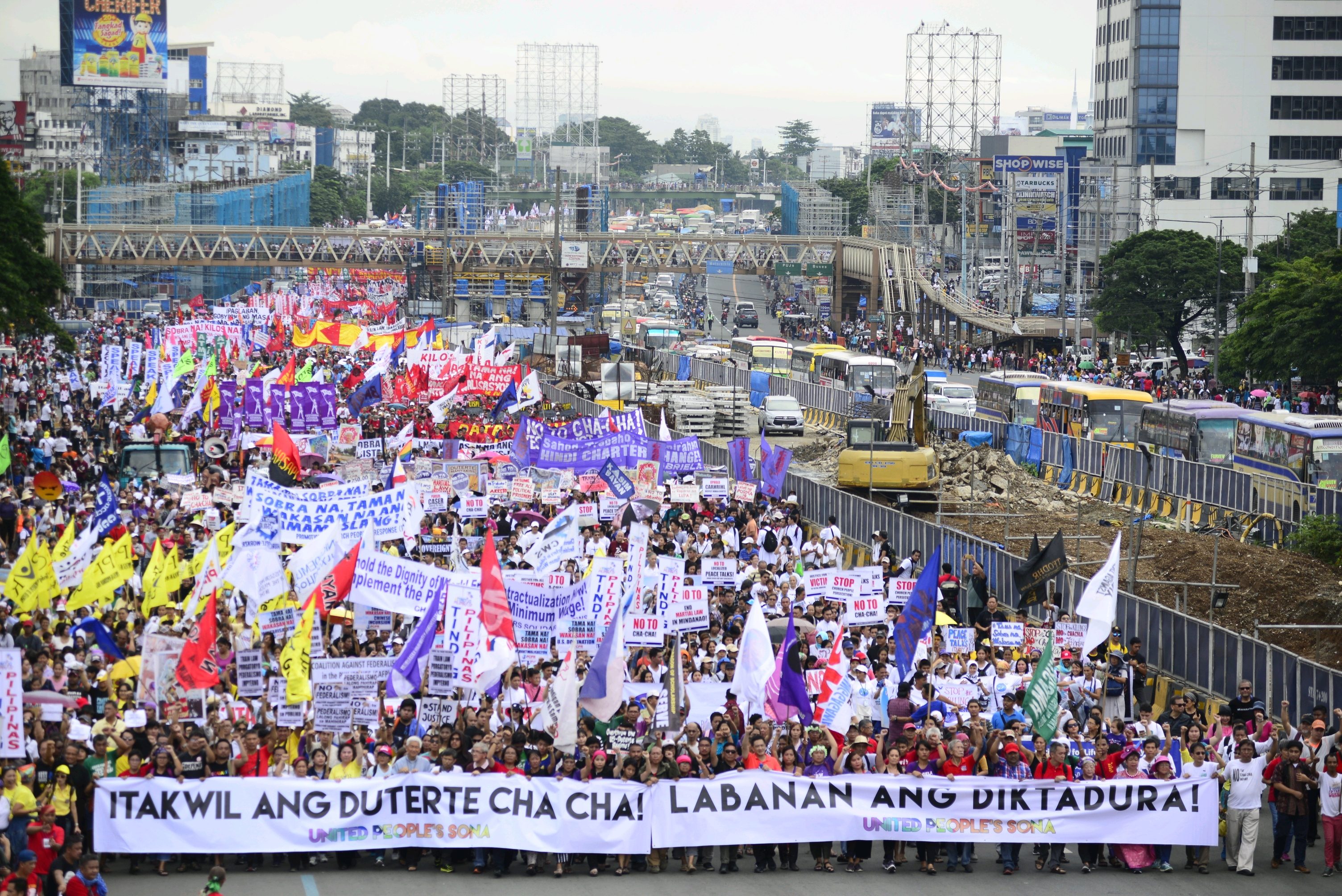 UNITY MARCH. Thousands of anti-Duterte protesters march along Commonwealth Avenue in Quezon City on July 23, 2018, for the 'United People's SONA'. Photo by Maria Tan/Rappler  