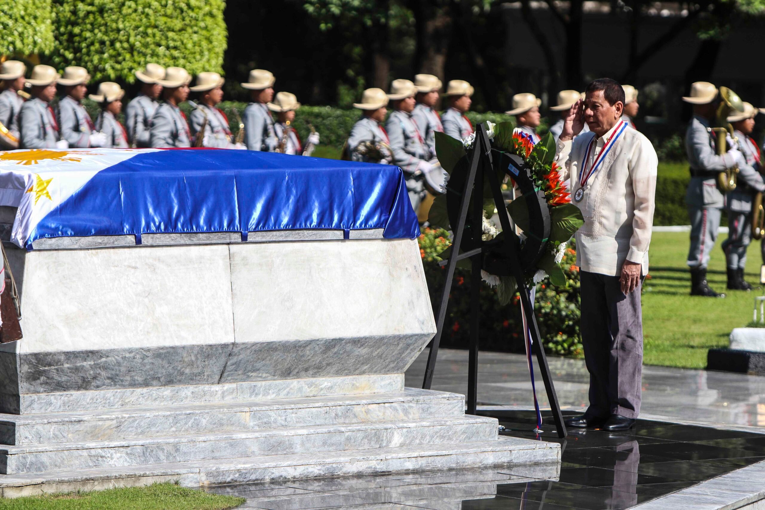 Duterte confers honors on Marawi heroes
