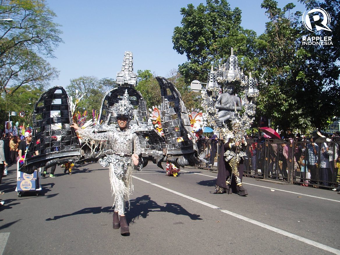 JCF. Peserta dari Jember Carnaval Festival turut serta memeriahkan karnaval kemerdekaan di Bandung pada Sabtu, 26 Agustus. Foto oleh Yuli Saputra/Rappler 