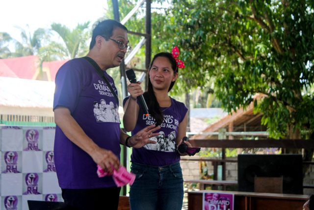 GUEST SPECIALIST. Obstetrician-gynecologist Dr Ronaldo Santos answers questions on reproductive health from mothers in San Vicente, Palawan. The town has only two doctors from the Municipal Health Office for its 34,000 residents. Photo by Chi Vallido/Rappler 