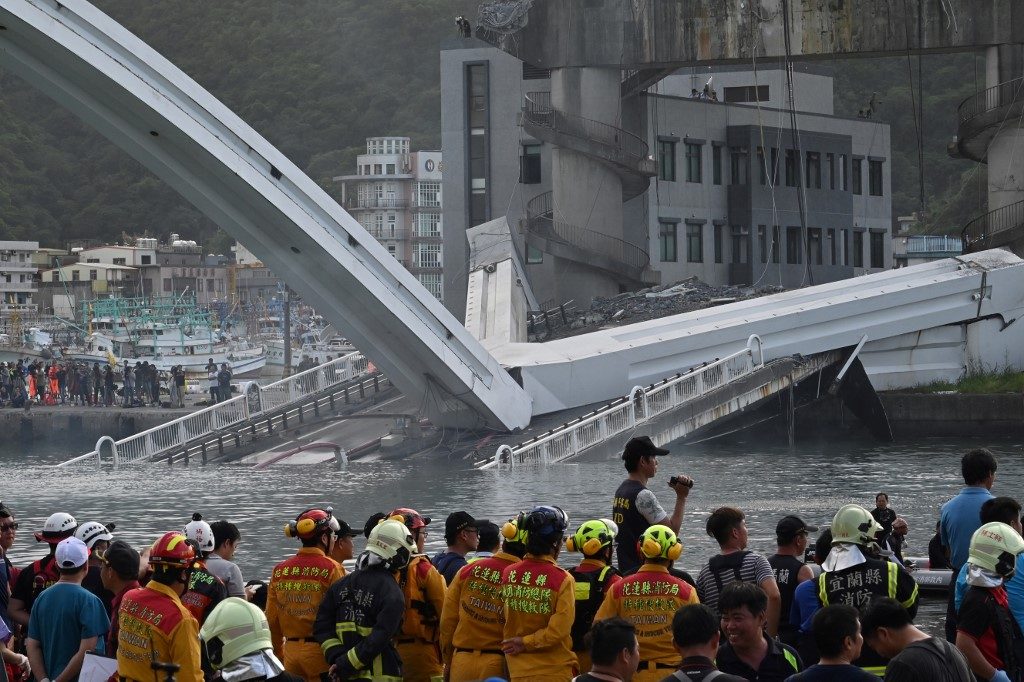 5 bodies found, 1 still missing after Taiwan bridge collapse