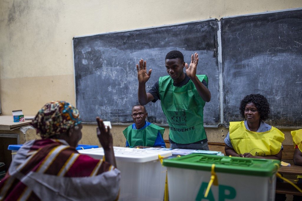 Mozambique votes in tense election after violent campaign