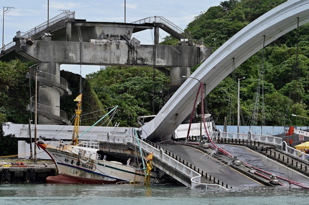 Rescuers fear 6 trapped after Taiwan bridge collapse