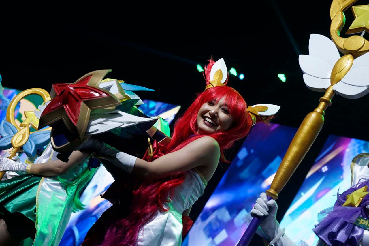 COSPLAY FEST. A huge number of people went in costume as cosplayers were let in for free. Pictured is online personality Sachzna Laparan, during a sponsor segment, who was among those in the 'Celebrity Showmatch.' Photo by Gelo Gonzales/Rappler 