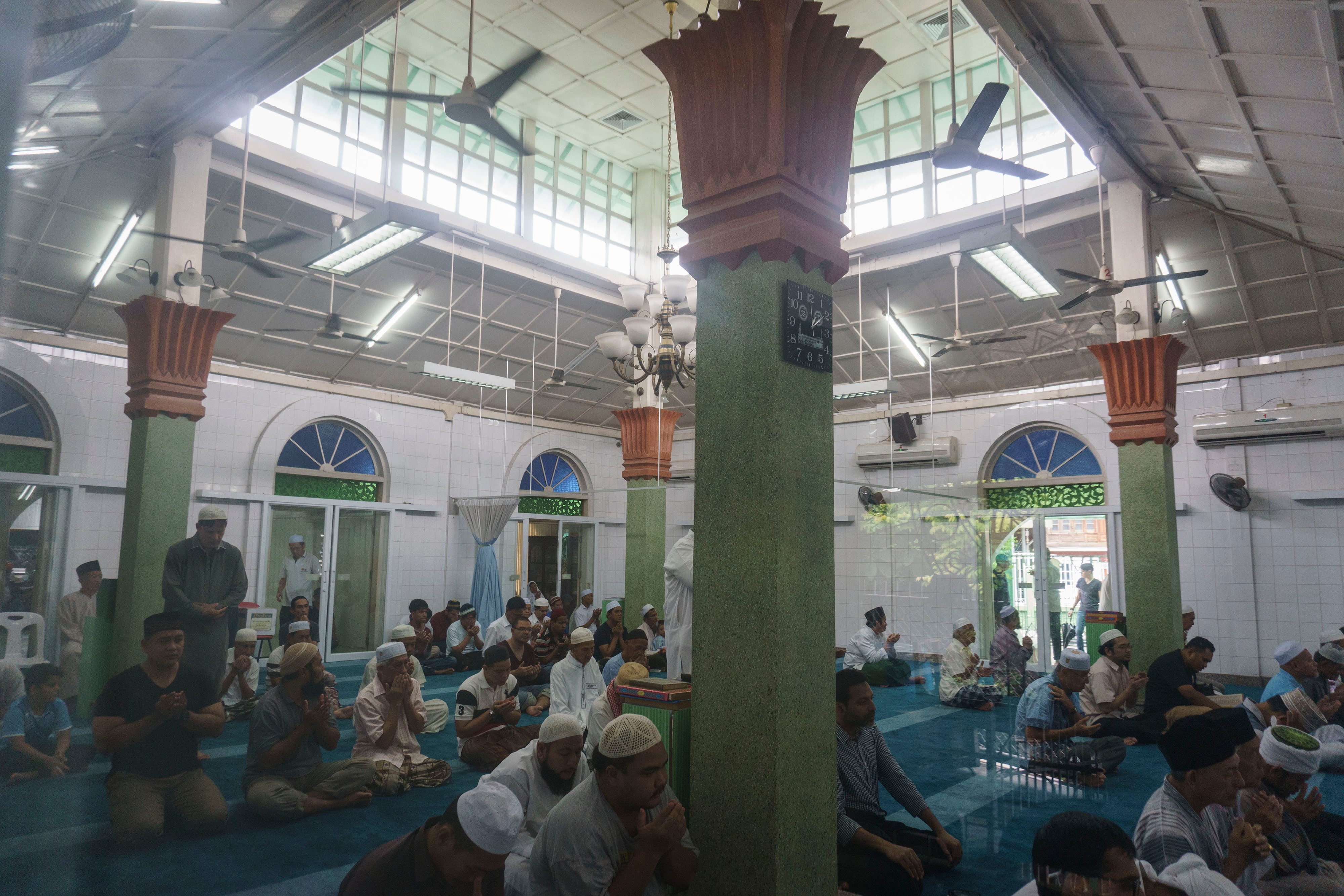 Umat Muslim menunggu waktu salat di Masjid Jawa, Bangkok, pada 9 Juni 2017. Foto oleh Hendra Nurdiyansyah/Antara 