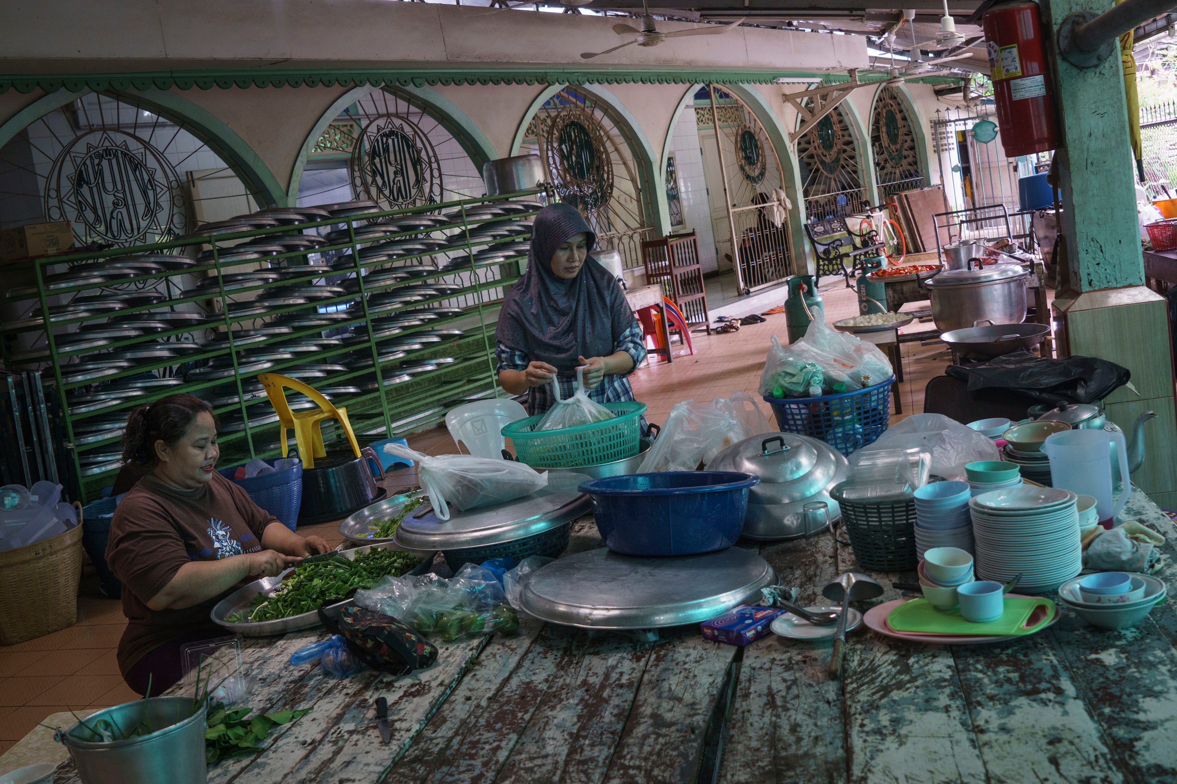 Aktivitas warga di Masjid Jawa. Foto oleh Hendra Nurdiyansyah/Antara  