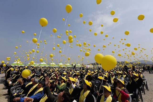 IN MEMORIAM. South Korean people fly yellow balloons for Sewol ferry sinking victims to mark the one year anniversary since the disaster, at Jindo-port, on Jindo Island, in the southwestern province of South Jeolla, South Korea, 16 April 2015. Jeon Heon-Kyun/EPA 