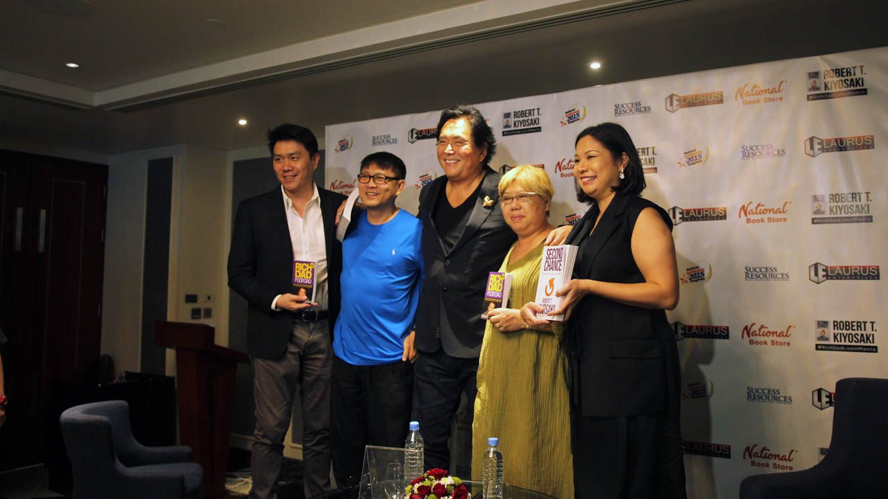 GLOBAL WARNING. Kiyosaki (center)  says that part of the reason he travels and gives talks around the world is to warn people of what is happening in the global economy. Photo by Franz Lopez/Rappler   