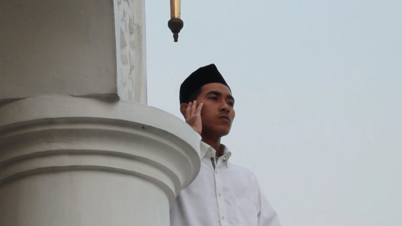 MUAZIN. Masjid Ramlie Musofa tidak menggunakan pengeras suara saat azan. Foto oleh Wirawan Perdana/Rappler 