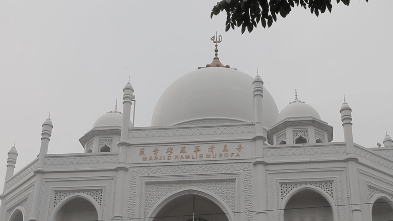 Masjid Ramlie Musofa, bentuk kecintaan ala Taj Mahal