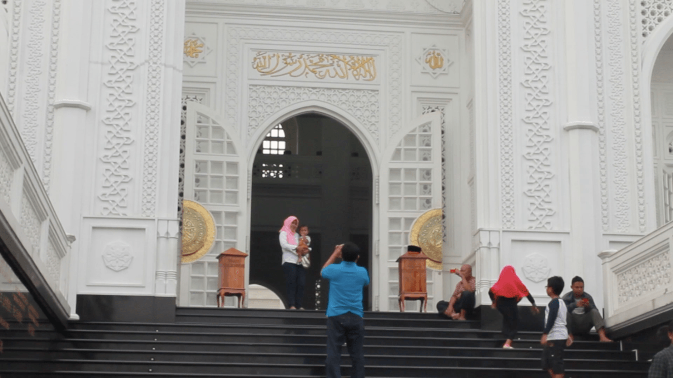 MASJID. Masjid Ramlie Musofa berwarna serba putih menarik perhatian pengunjung yang melewati Danau Sunter, Jakarta Utara. Foto oleh Wirawan Perdana/Rappler 