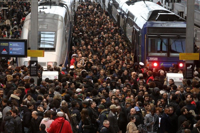 STRANDED. Commuters stand on a crowded platform of the Gare de Lyon railway station on April 3, 2018, in Paris, on the first day of a two days strike Photo by Ludovic Marin/AFP   