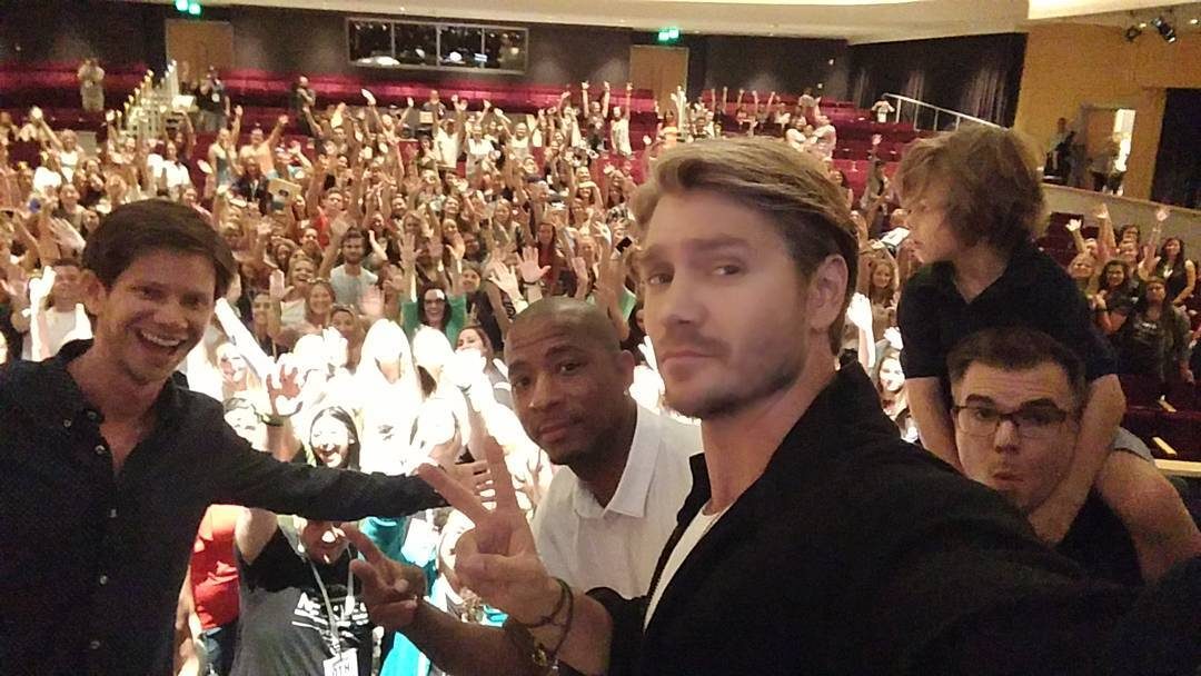 WATCH: ‘One Tree Hill’ cast reunites, sings theme song at fan convention