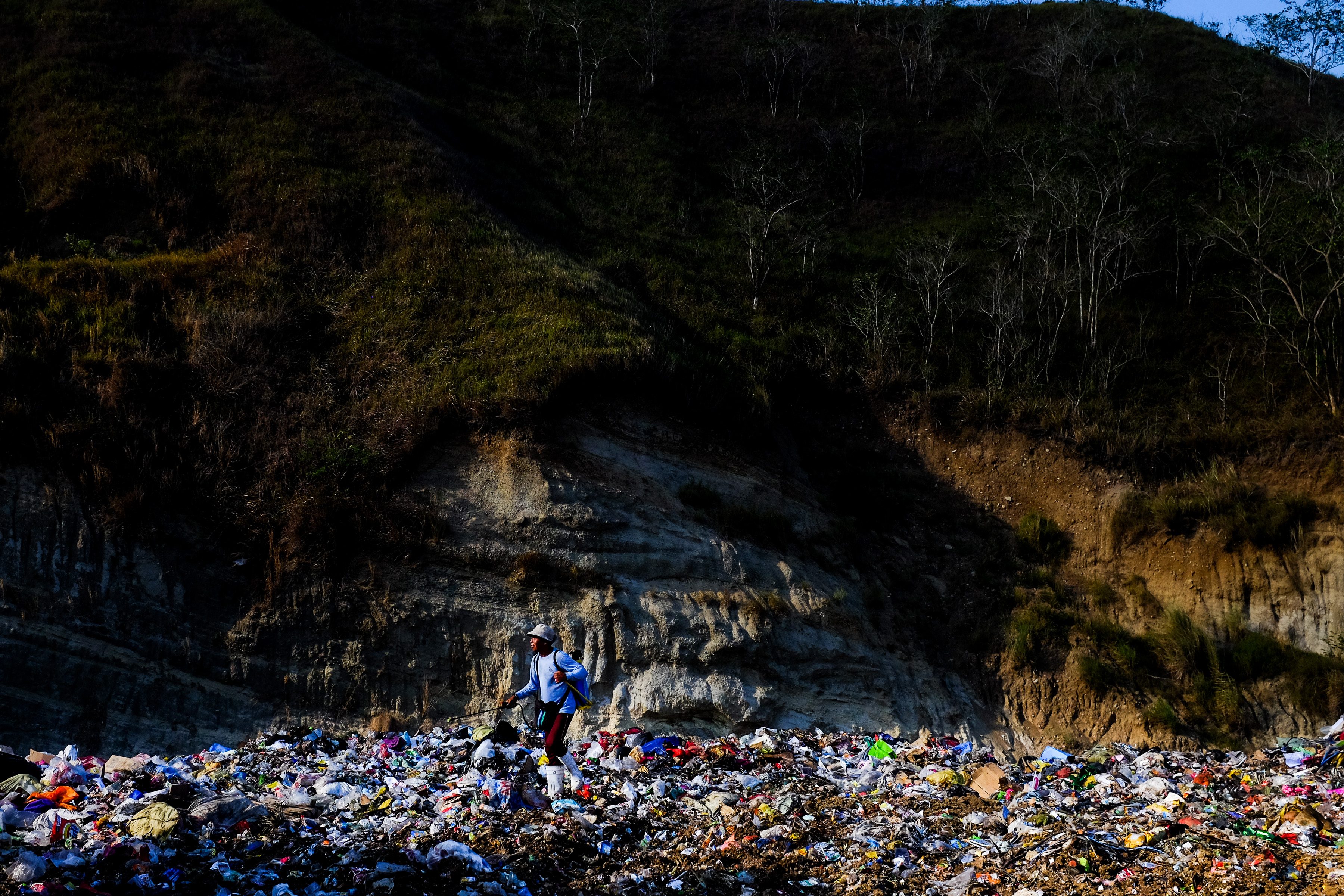 SANITARY. A sanitary landfill workers sprays anti-bacterial agent into a newly dumped residual waste at the Cagayan de Oro City Sanitary Landfill in Barangay Pagalungan. Photo bt Bobby Lagsa/Rappler 