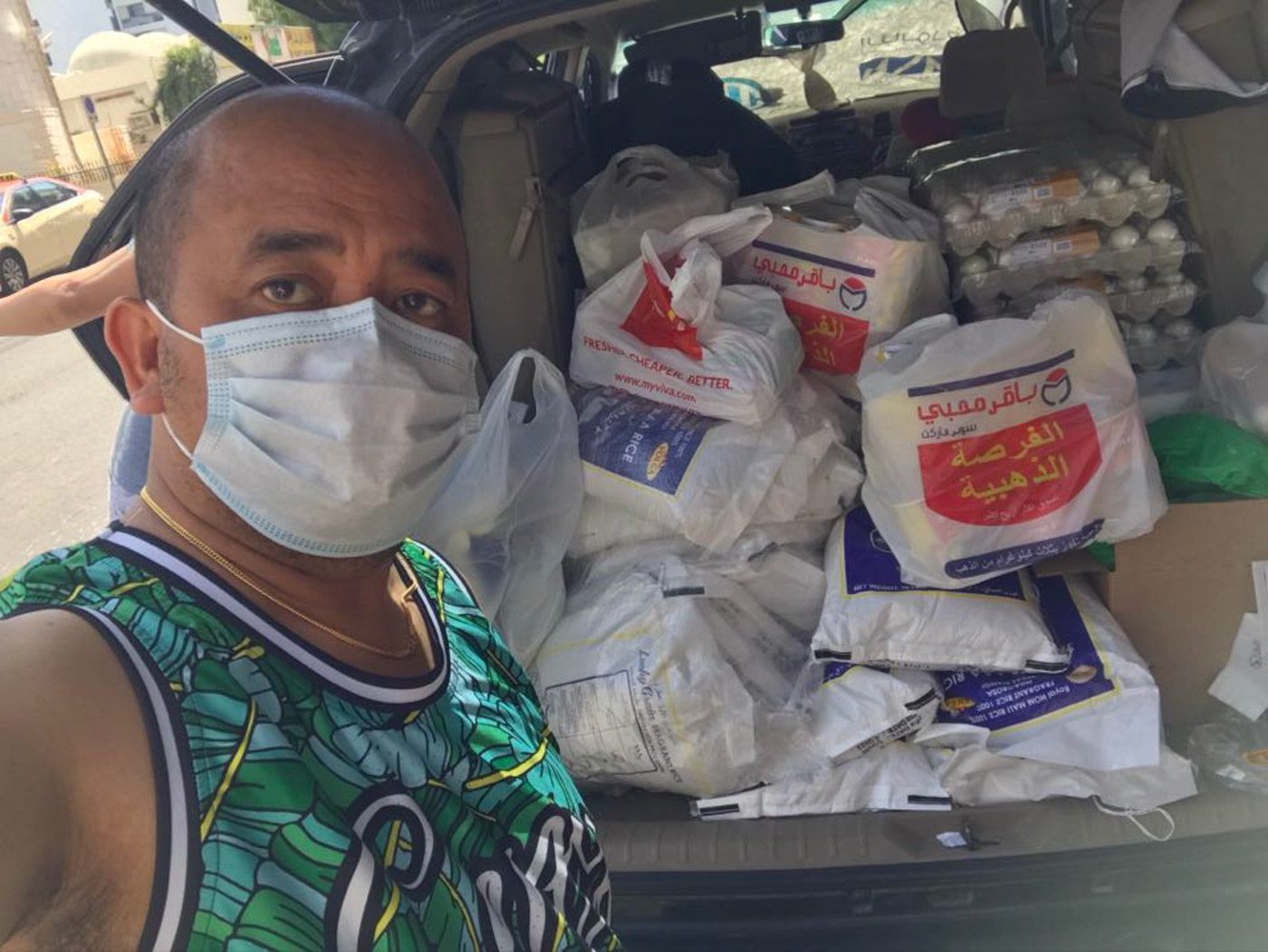 HELPING OUT. Arnel Fernandez with his carload of free groceries. Contributed photo  