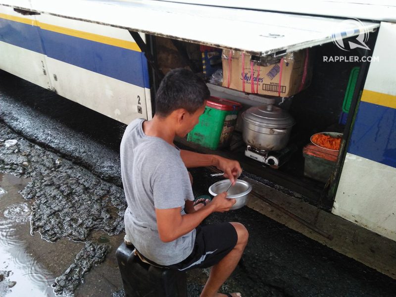 BAYANIHAN SPIRIT. Bus conductor Julito Gaviola cooks for his stranded passengers at Matnog port in Sorsogon. All photos by Winston Regarde 