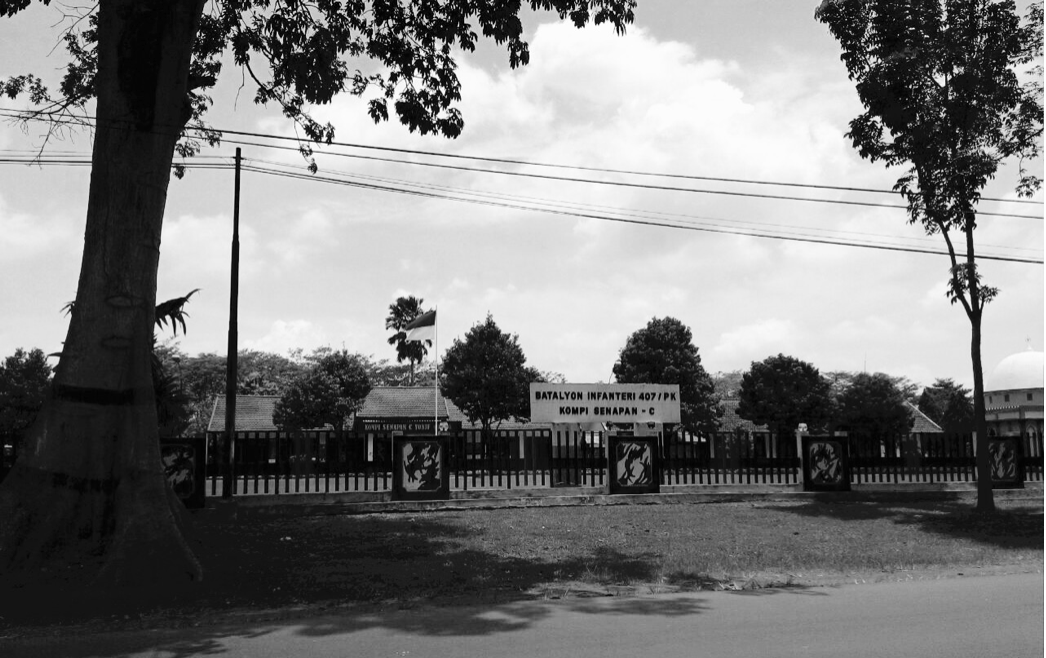 Batalyon Infantri 407 di Wonopringgo. Keluarga penulis  tinggal di asrama ini antara 1965-1966. Himpitan ekonomi makin mencekik dan tentara bingung oleh situasi  politik. Foto dok: Rusdian Lubis 