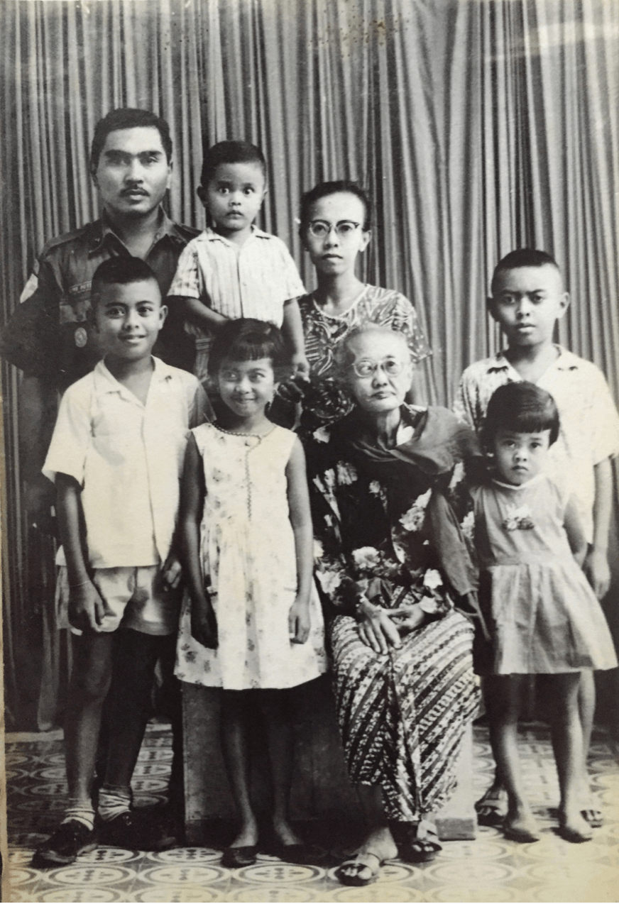 Foto di sebuah studio di Purwokerto sesaat sebelum keluarga penulis pindah ke Wonopringgo, akhir  1964, sebuah masa yang sulit dan pahit terutama bagi keluarga tentara. Foto dok: Rusdian Lubis 
