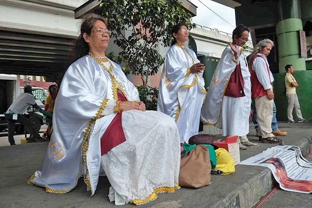 QUEEN OF PEACE. “Reyna Fatima” says they came to EDSA to support the president. But they were refused entry at the shrine. 