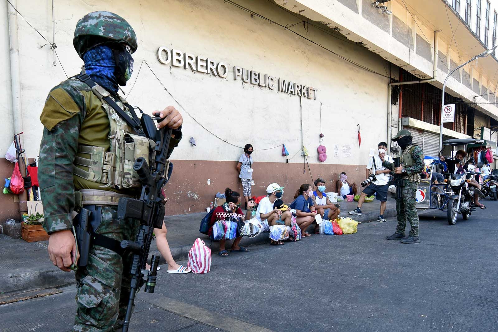 CHECK. Police are stationed at the Blumentritt Market in Manila on April 21, 2020. Photo by Angie de Silva/Rappler 