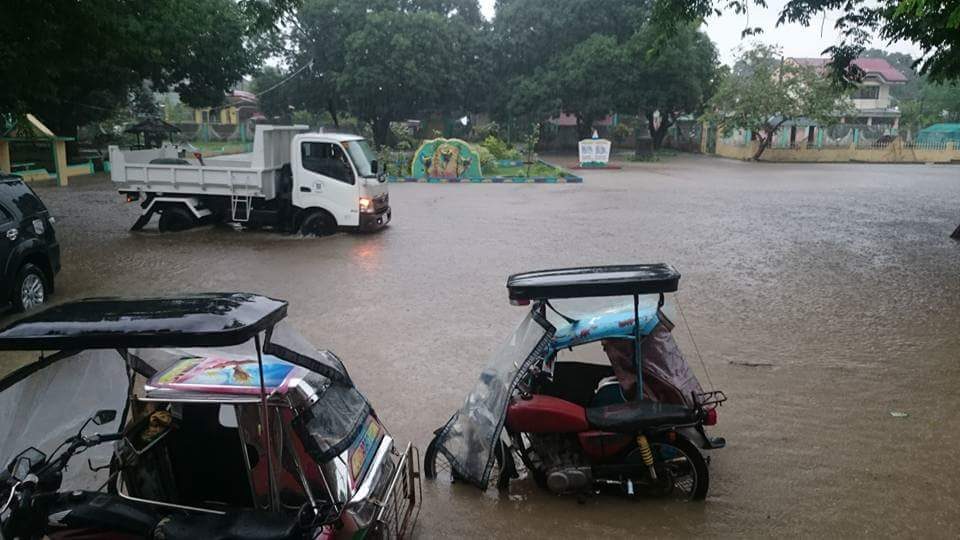 FLOODED ROADS. The Zambales provincial government is trying to make flooded roads passable to motorists. Photo by Randy V. Datu 