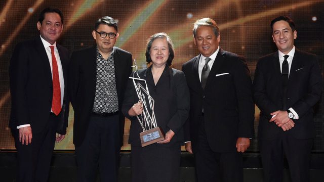 MERCURY DRUG. President of Mercury Group of Companies Vivian Azcona (center) holds her trophy high and takes pride in her years of dedication in serving the Filipino people. Her company has become a household name around the country  