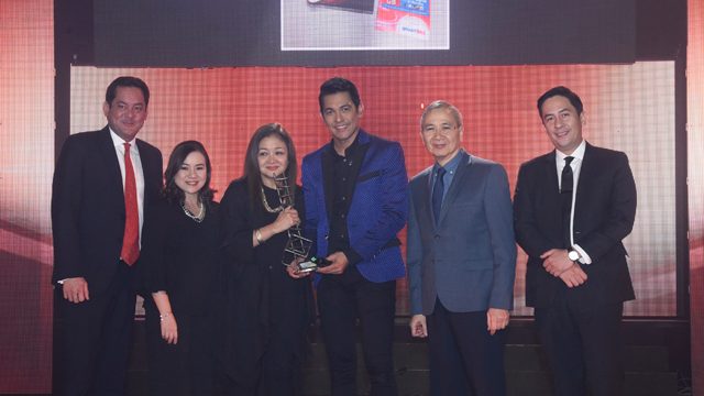 PURE ENERGY. Gary Valenciano (center) stands alongside his wife, Angeli Pangilinan-Valenciano, as he accepts the People Saving the Future (PSF) Award together with (L-R) PLDT VP and Head of SME Nation Mitch Locsin, PLDT-Smart Foundation President Esther Santos, PLDT-Smart Public Affairs Head Mon Isberto, and PLDT FVP and Head of ALPHA Enterprise Jovy Hernandez
  