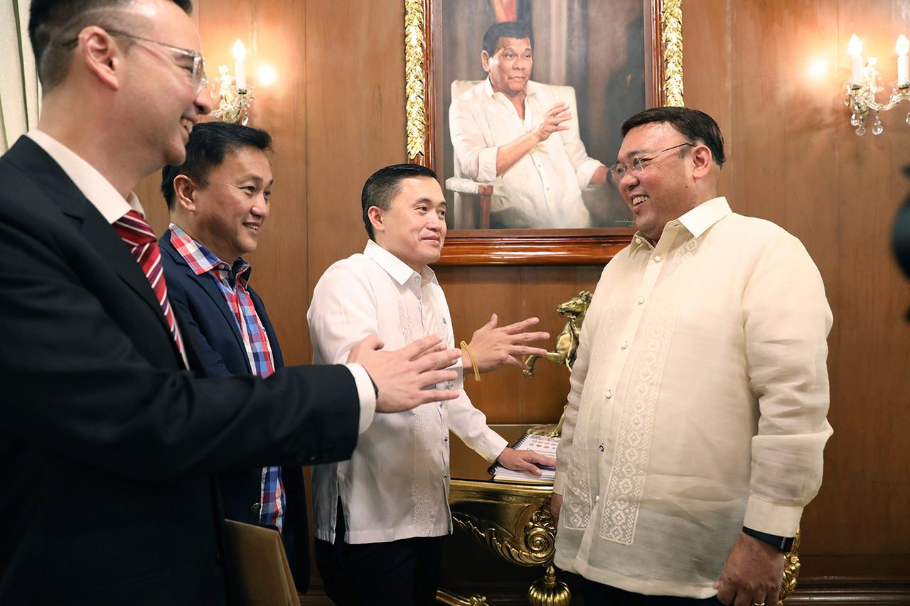 LIGHT MOMENT. Presidential aide Bong Go, former foreign secretary Alan Peter Cayetano, and outgoing presidential adviser for political affairs Francis Tolentino joke around with Presidential Spokesperson Harry Roque before the Cabinet meeting on October 8, 2018. Malacañang photo    