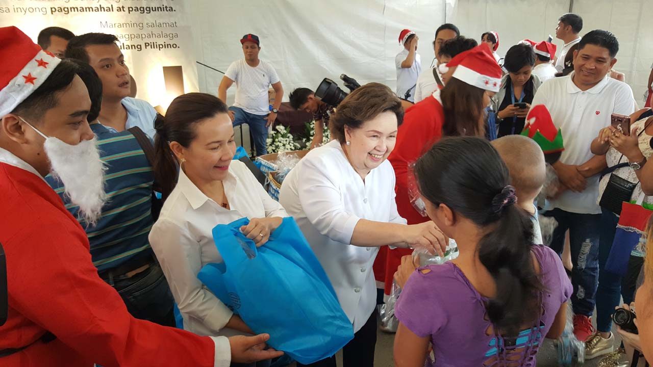 PROMISE FULFILLED. Senator Grace Poe and actress Susan Roces give out gifts to children at the Manila North Cemetery to fulfill a promise made by the late actor Fernando Poe Jr. Photo by Eloisa Lopez/Rappler 