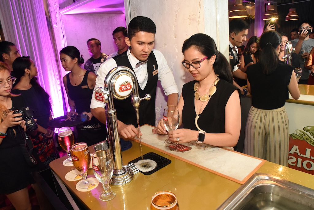 TAP MASTER. Philippine Draught Masters champion Jason Laurio shows the perfect way to pour a beer. Photo courtesy of Stella Artois 