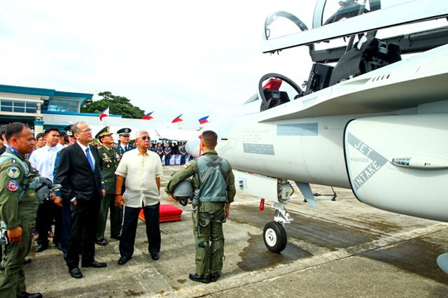 GOVERNMENT-TO-GOVERNMENT CONTRACT. President Benigno Aquino III also inspected the FA-50s during his visit to Korea in December 2014.