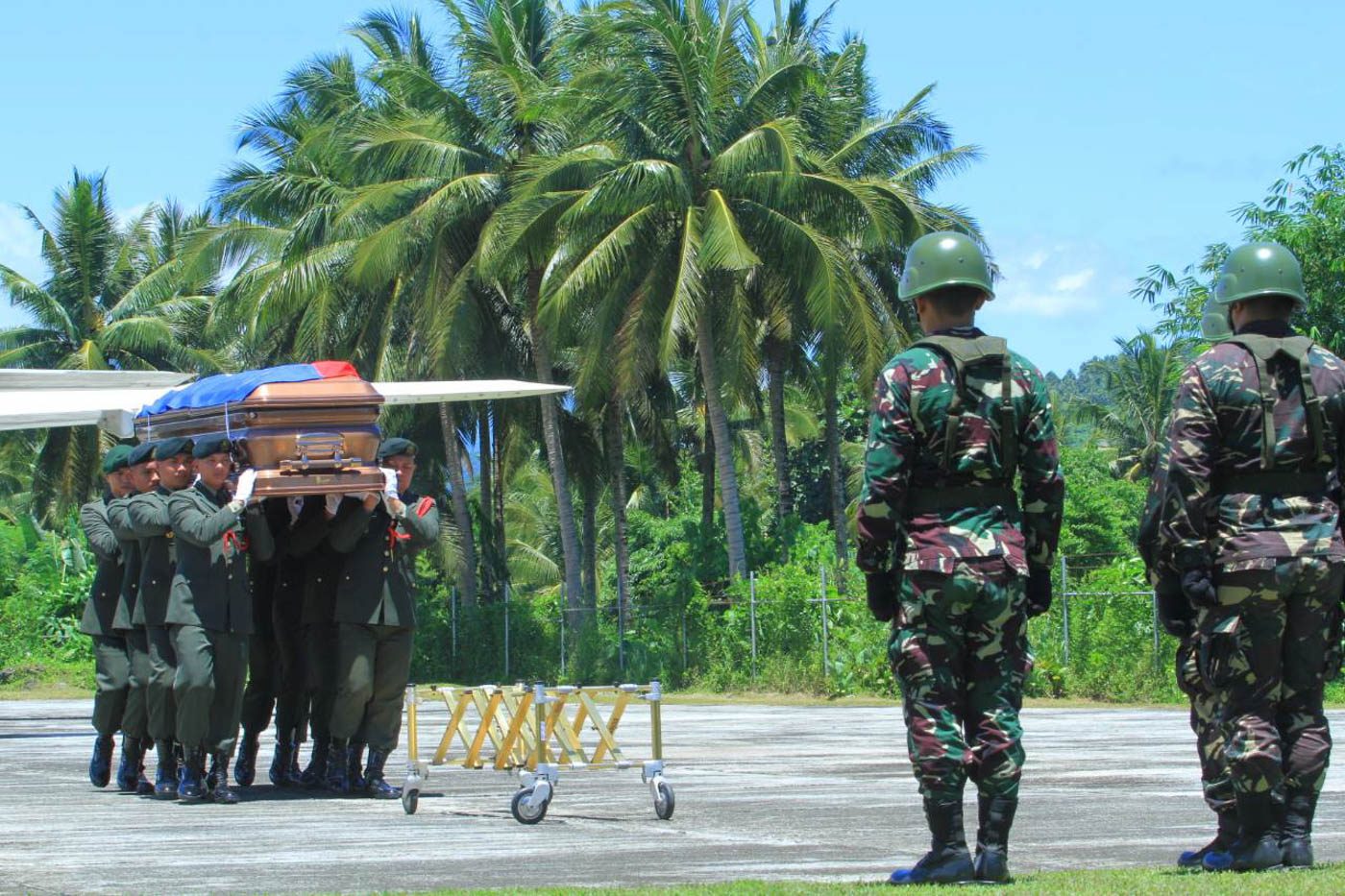 ARRIVAL. Soldiers carry the casket bearing the late senator Edgardo Angara upon its arrival in Baler, Aurora. All photos by Mark Pimentel 