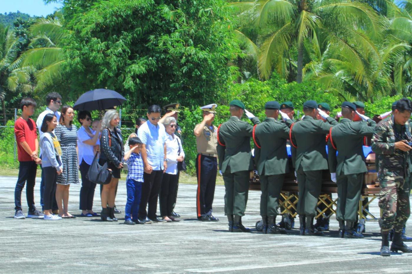 SALUTE TO LOLO. Senator Sonny Angara's son joins soldiers in saluting the late Senate president Edgardo Angara  