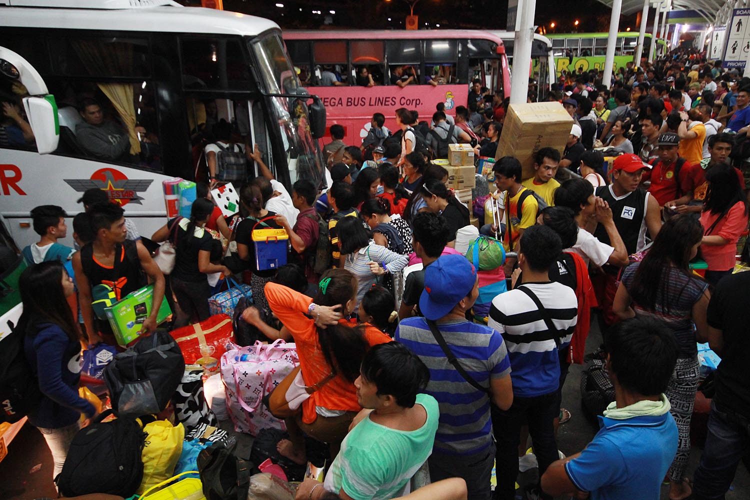 CHANCE. Thousands of chance passengers going to the southern part of Luzon and the Visayas on December 23 patiently wait for a bus, hoping to be home on Christmas Eve. Photo by Joel Liporada/Rappler  