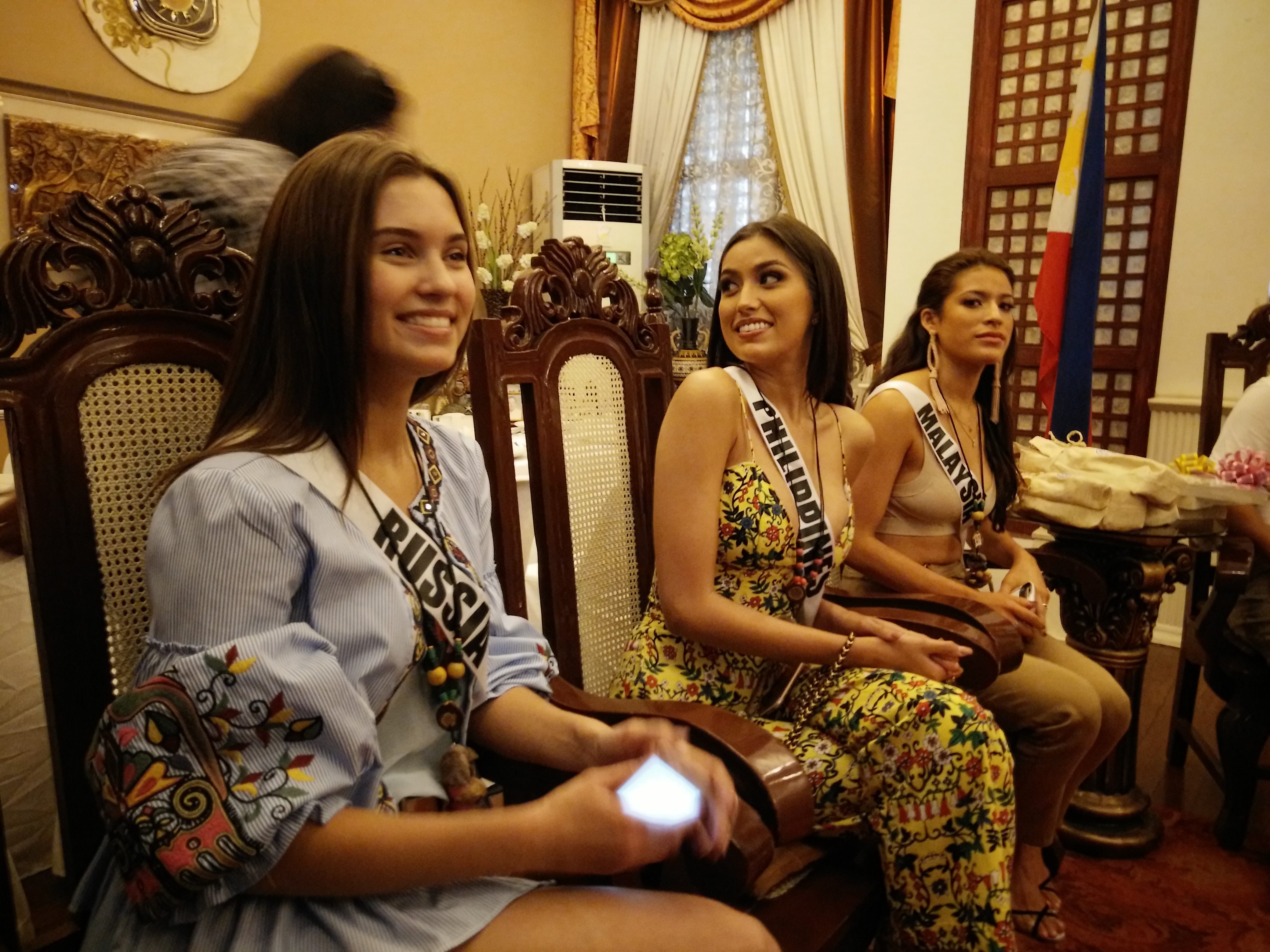 Rachel Peters with Russia's Kseniya Alexandrova and Malaysia's Samantha James are given an official welcome in Bohol. Photo by Mike Ortega Ligalig/Rappler   