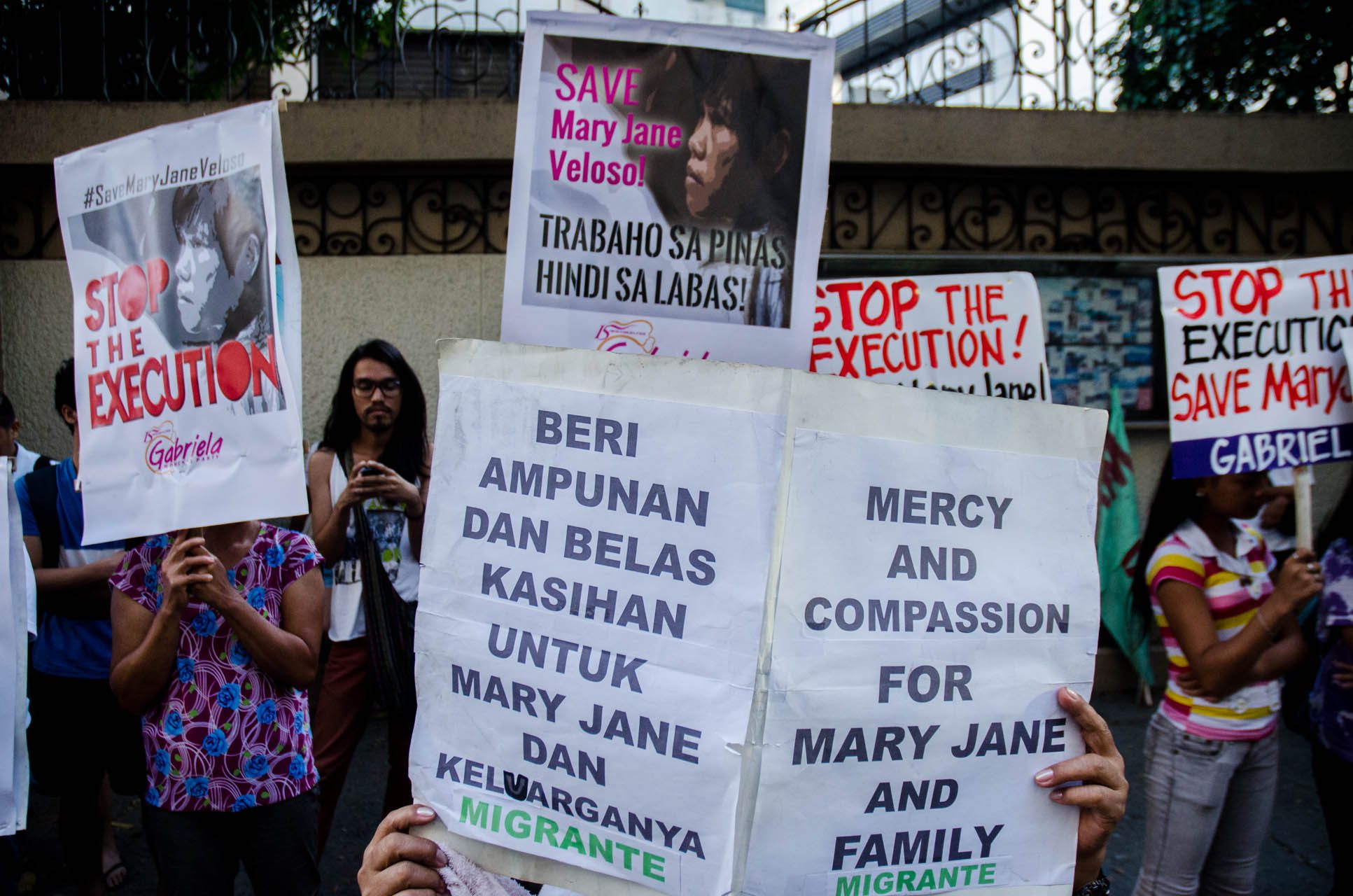 3-DAY VIGIL. Migrante International members stage a prayer vigil rally in front of the Indonesian embassy in Makati City on April 25, 2015 to call for President Jokowi stop the execution of Mary Jane Veloso. Photo by Mark Saludes/Rappler 