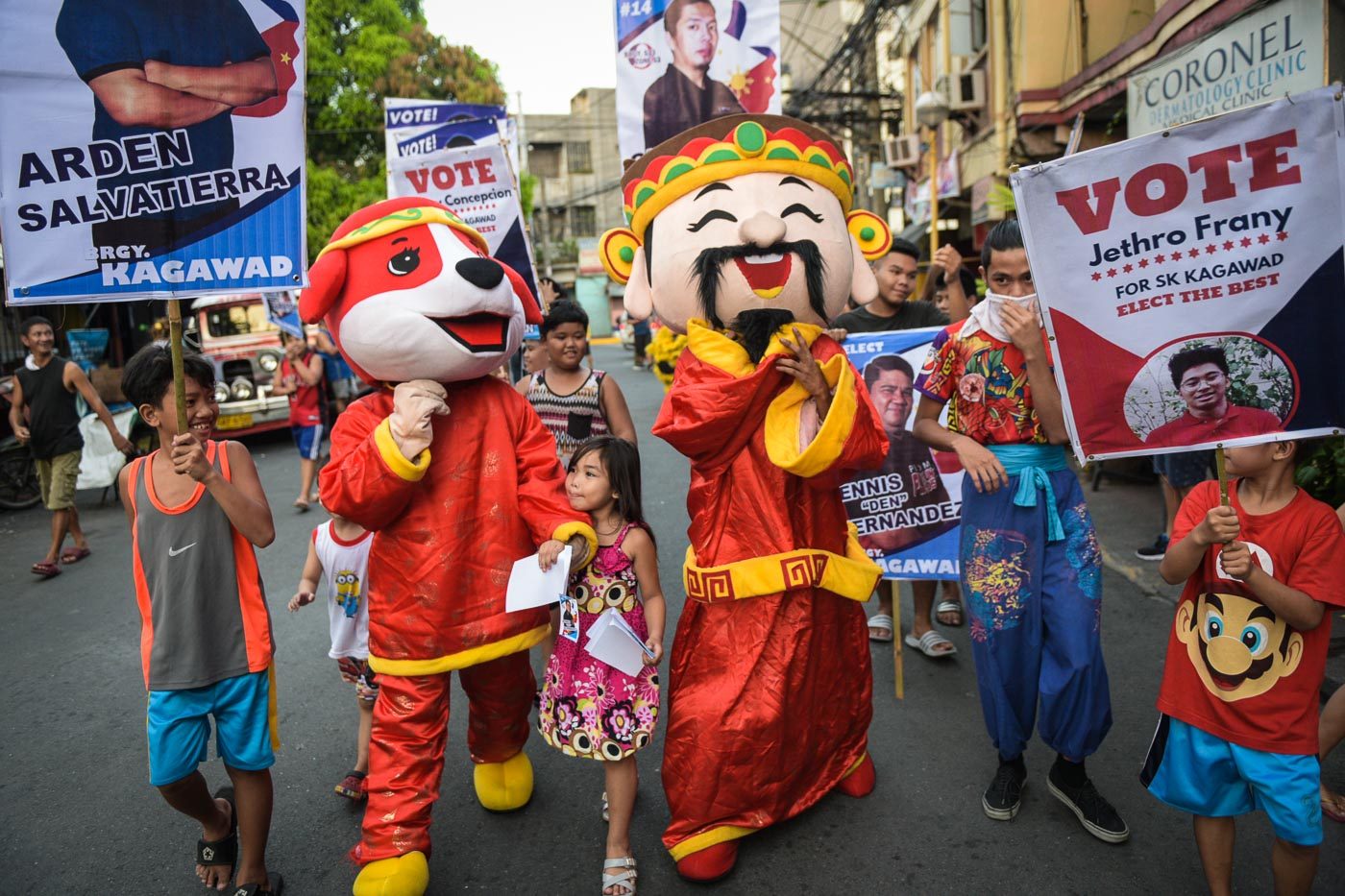 FINAL PUSH. Supporters of barangay and SK candidates took the streets on May 12, 2018, the last day of campaign for the May 14 polls.  Photo by LeAnne Jazul/Rappler   