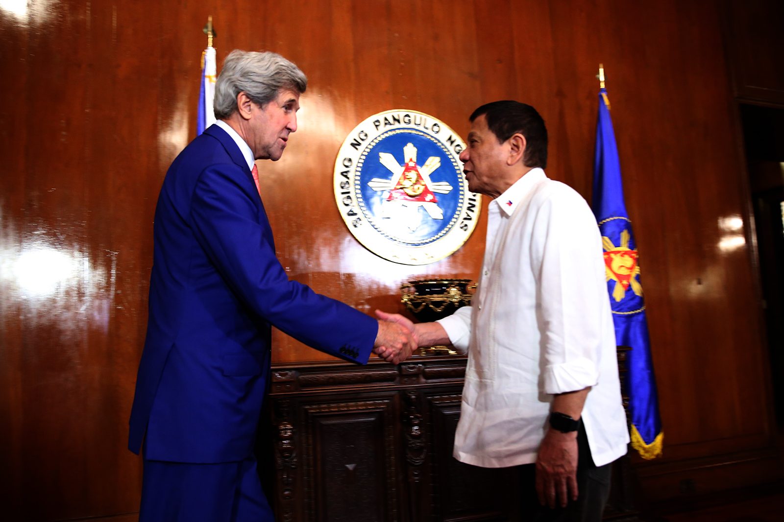 Duterte assures Kerry: Talks with China will begin with Hague ruling