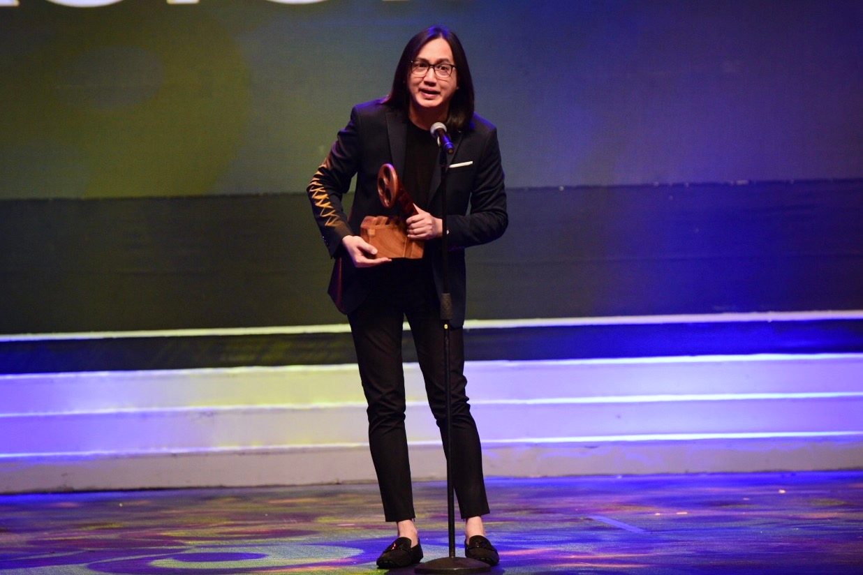 SURPRISE. Popoy Caritativo accepts the Best Actor award for Dennis Trillo. 