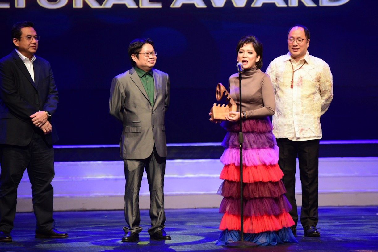 SPECIAL PRIZE. Harlene Bautista accepts the Gat Antonio J Villegas Cultural Award for 'Rainbow's Sunset.' 